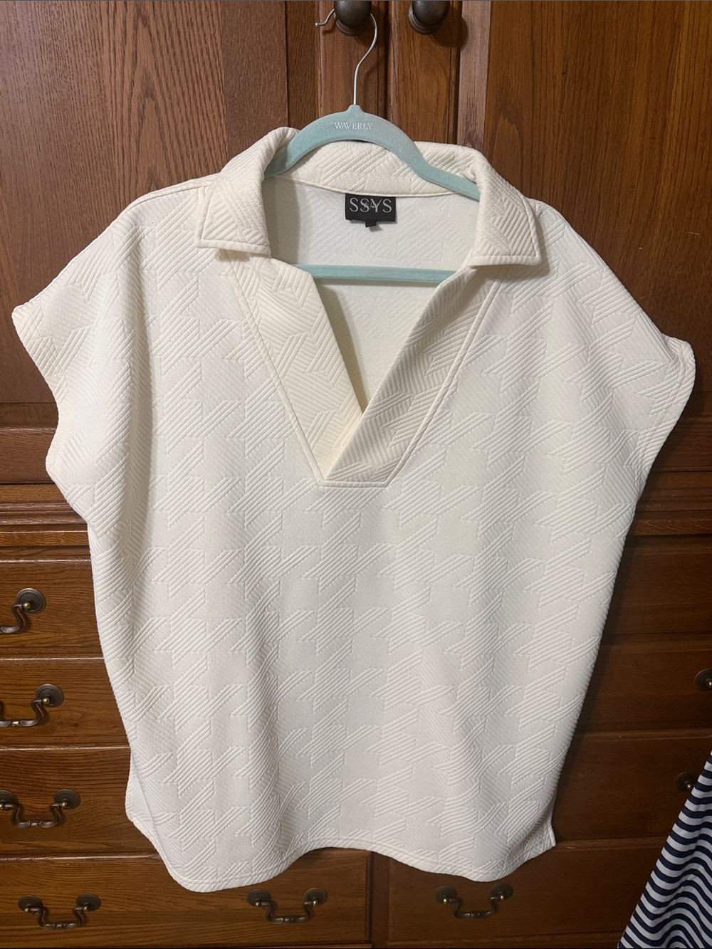 Cream Textured V-Neck Polo Sleeve Top